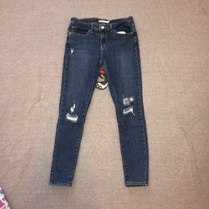711 Levi’s Women’s skinny jeans